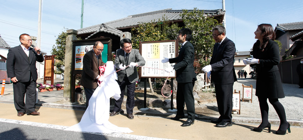 俵万智さんより短歌を寄贈・除幕式
