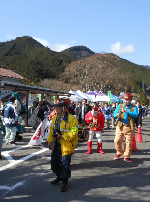 ちんどんやで盛り上げる