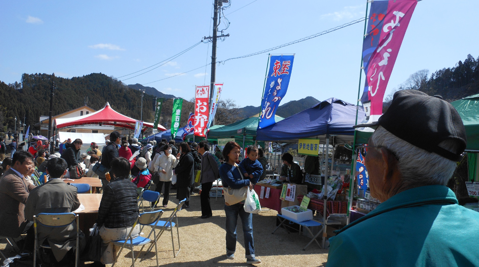 特産品の販売・ふるまいの出店も大盛況
