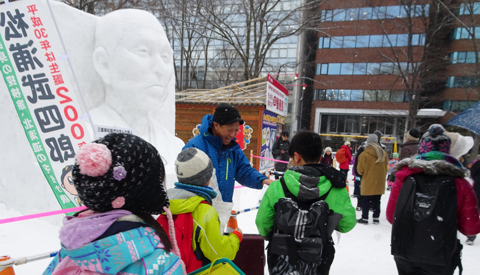 武四郎雪像前にて