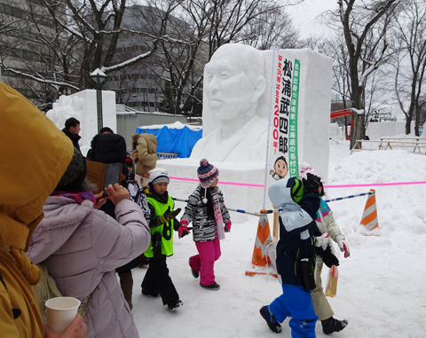 武四郎雪像前にて、