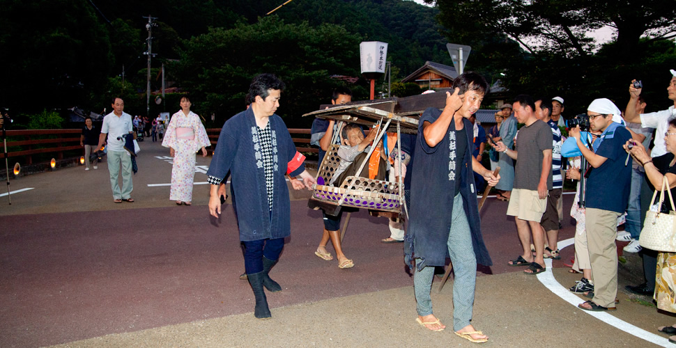 美杉町多気宿、川柳・俳句行灯点灯式