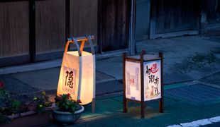 名張市街道イベント「隠（なばり）街道市」行灯点灯